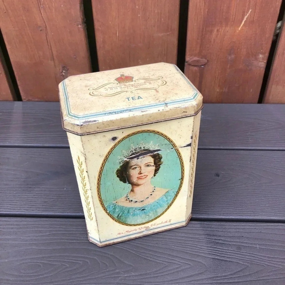 Vtg Queen Elizabeth II Tea  Tin - Picture 1 of 7
